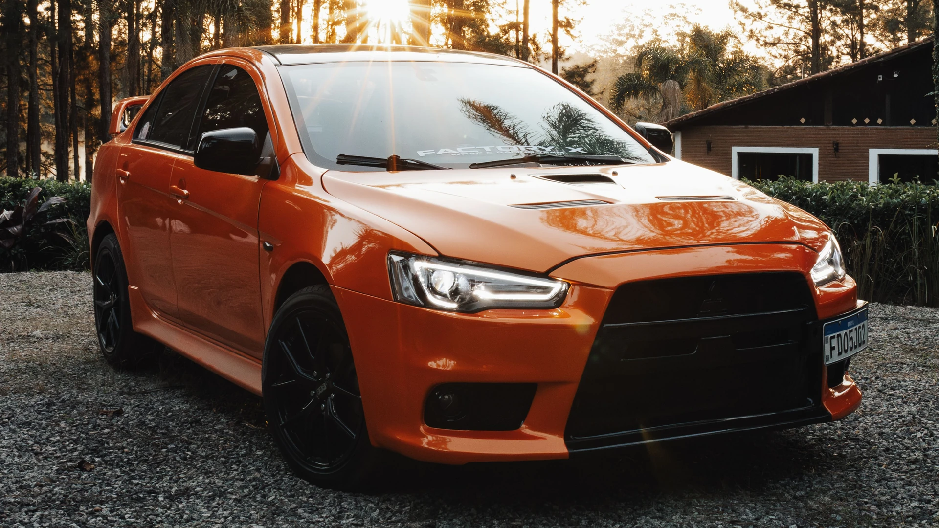 Photo originale d’une voiture orange avant détourage